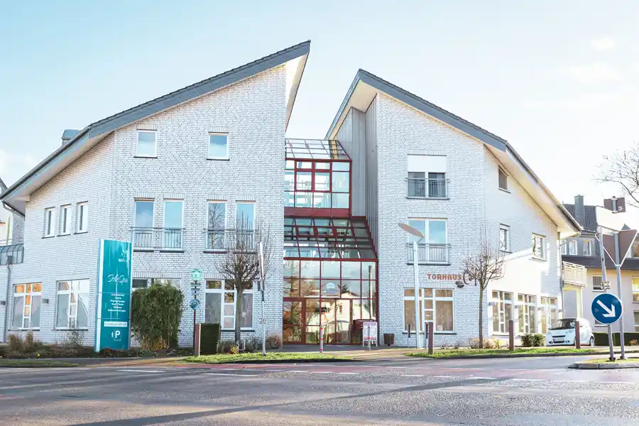 Gebäude AKTIVITA SoleSpa in Bad Essen Aktuelles Gebäude des SoleSpa mit Glasfassade und modernem Eingangsbereich.
