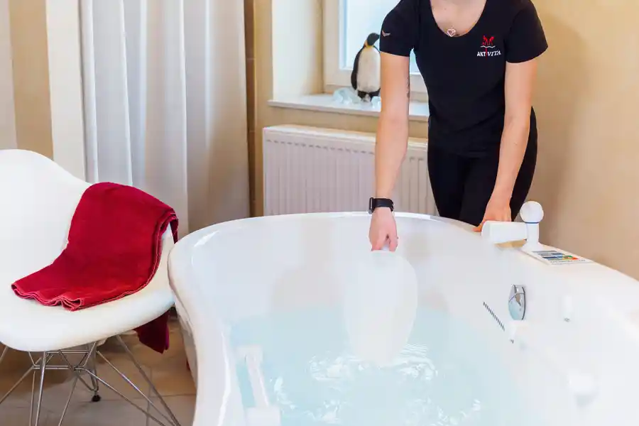 Therapeutin bereitet die Badewanne für die MS-Eistherapie vor.