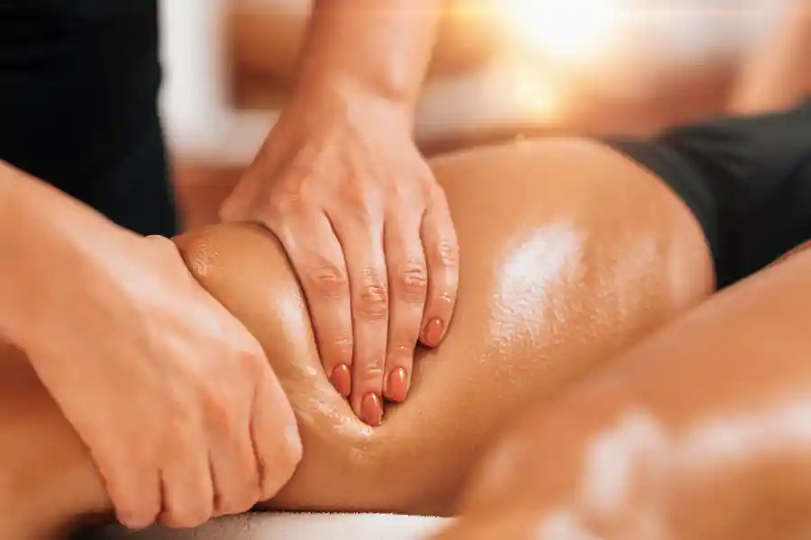 Behandlung mit sanften Grifftechniken zur Entstauung des Gewebes – Symbol für manuelle Lymphdrainage.