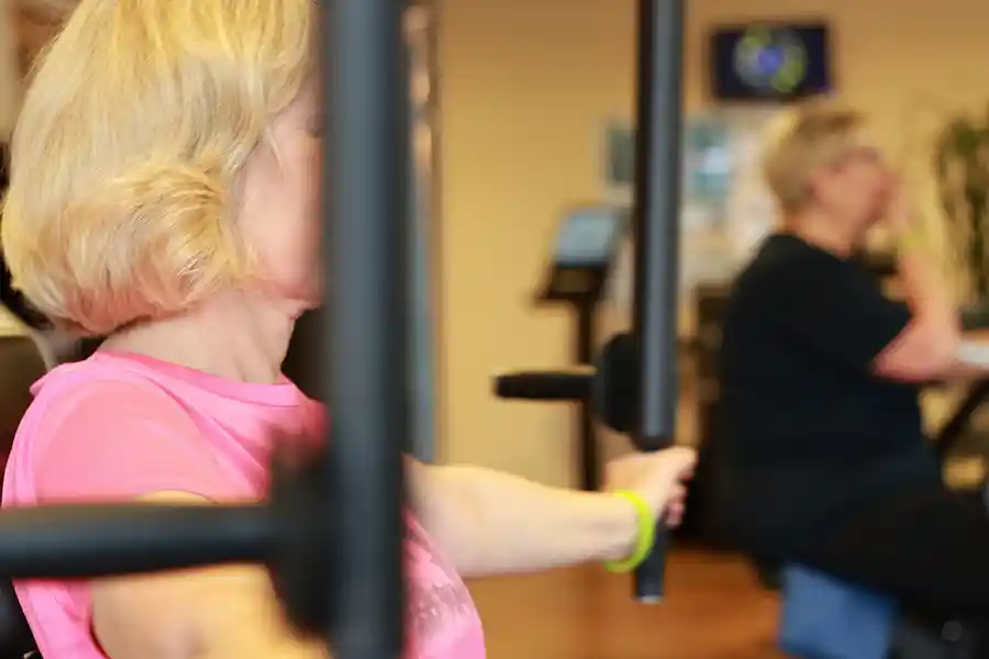 Zwei Frauen trainieren an Kraftgeräten im AKTIVITA Physio-Med.