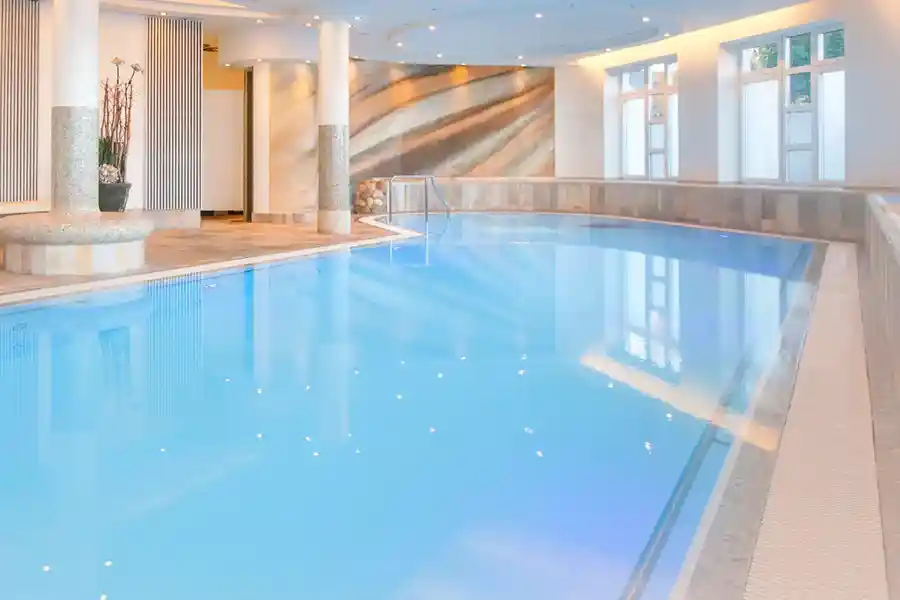 Innenpool mit klarer Wasserfläche im AKTIVITA SoleSpa.Spa Bad Essen.