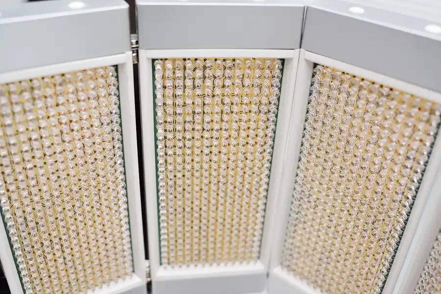 Balneo-Photo-Sole-Therapie im AKTIVITA SoleSpa Detailaufnahme einer Lichttherapie-Einheit der Balneo-Photo-Sole-Therapie – sichtbare LED-Flächen für hautschonende Bestrahlung in Kombination mit Soleanwendung.